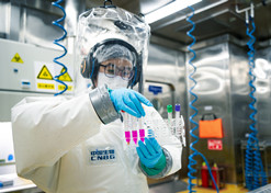 2020年7月1日，中国首家新冠疫苗研发P3高等级生物安全实验室在武汉生物制品研究所落成。